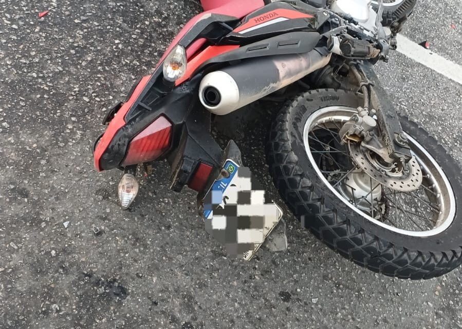 Motociclista morre após colidir com cavalo