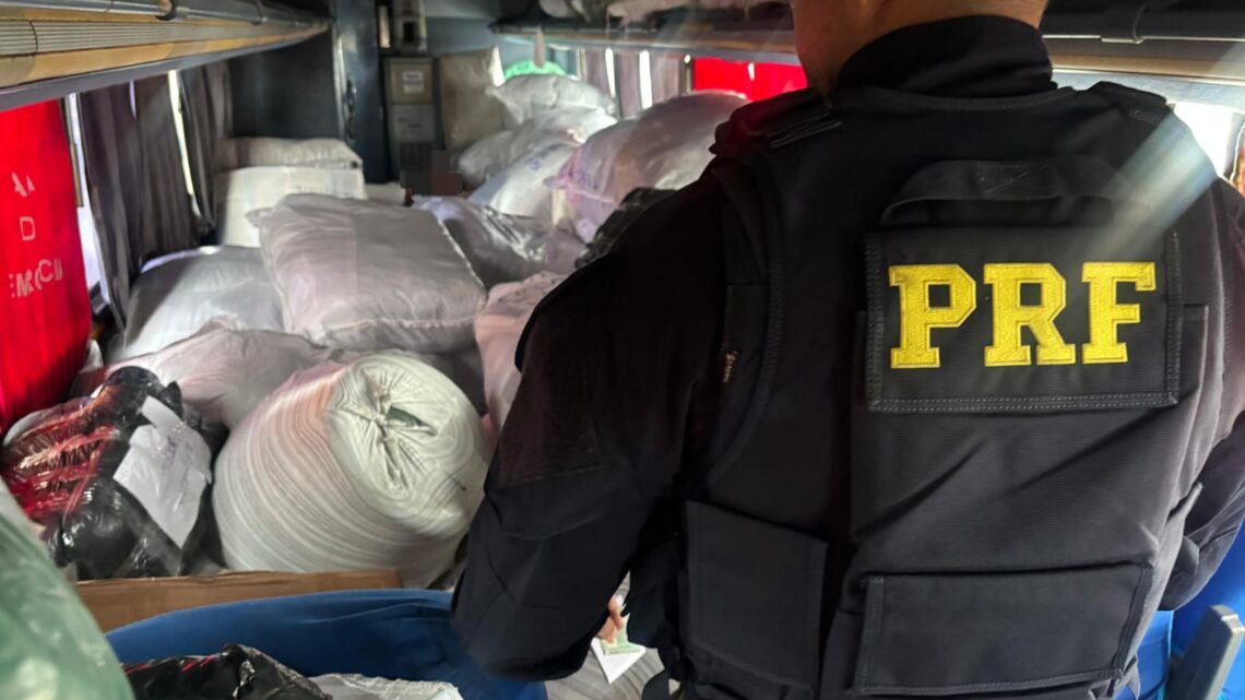 PRF flagra ônibus realizando o transporte irregular de passageiros e mercadorias em Caruaru