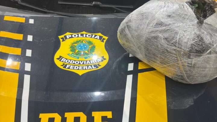 PRF apreende maconha embaixo de estepe de carro
