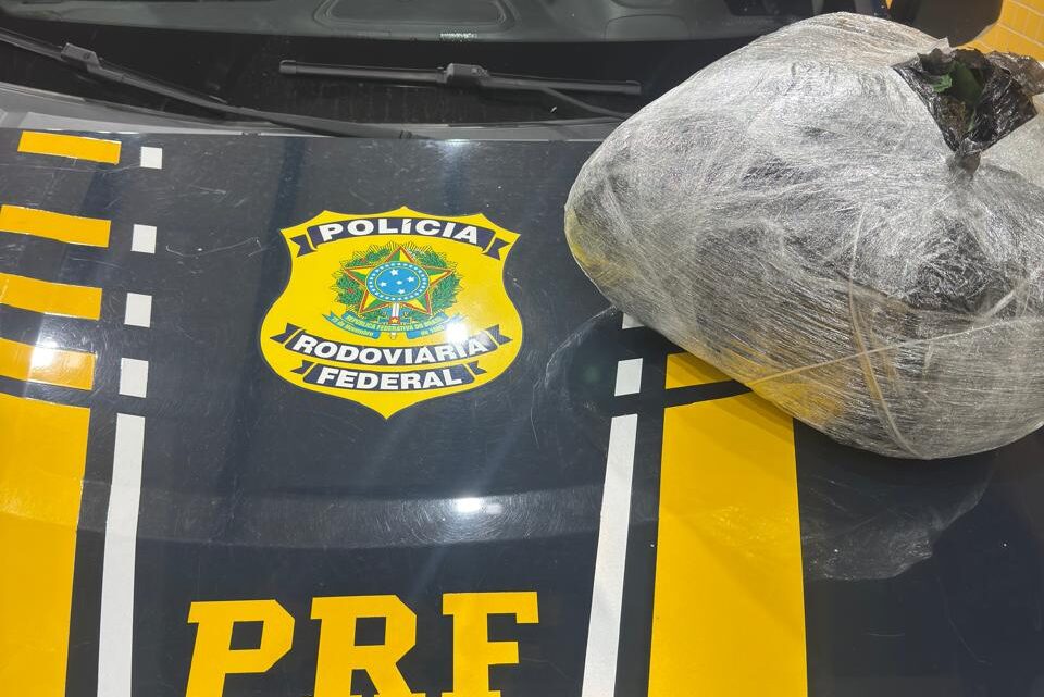 PRF apreende maconha embaixo de estepe de carro
