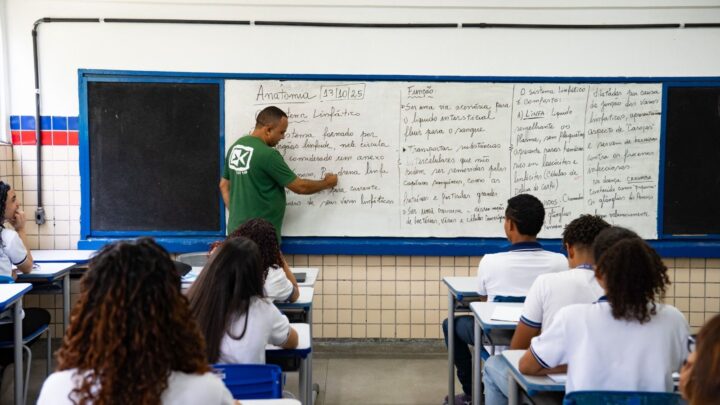 Governo de Pernambuco garante aumento de 5,4% para professores e profissionais da educação