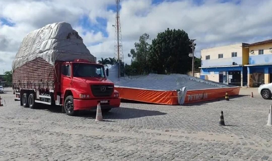 Caminhão carga alta atinge posto de combustíveis e cobertura desaba