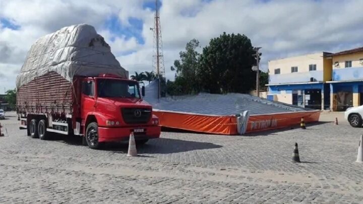 Caminhão carga alta atinge posto de combustíveis e cobertura desaba