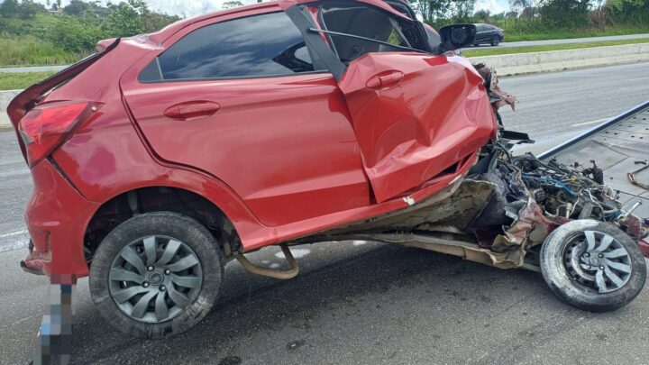 Motorista bate carro e é multado após se recusar ao teste do bafômetro