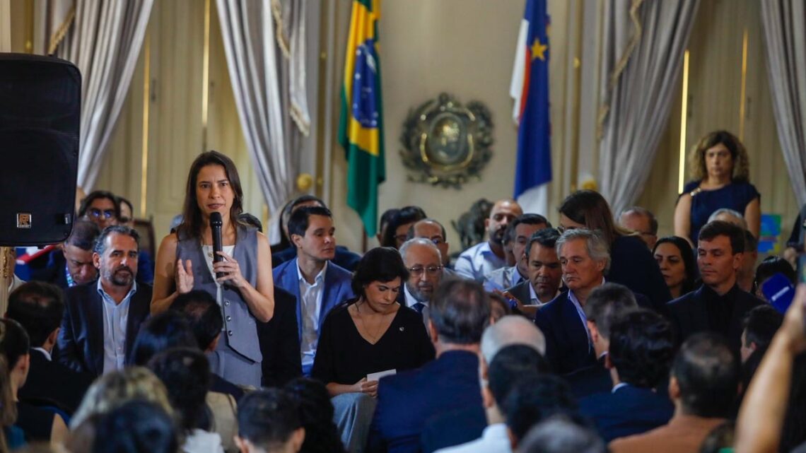 Governadora Raquel Lyra assina concessão parcial da Compesa