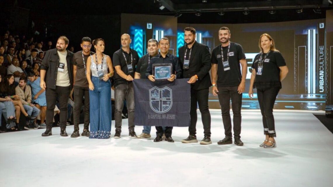 Liderança reconhecida: No encerramento do 24º Festival do Jeans, Edilson Tavares recebe homenagem da ACIT