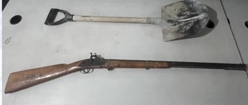 Homem embriagado é preso arma, após ameaçar a companheira