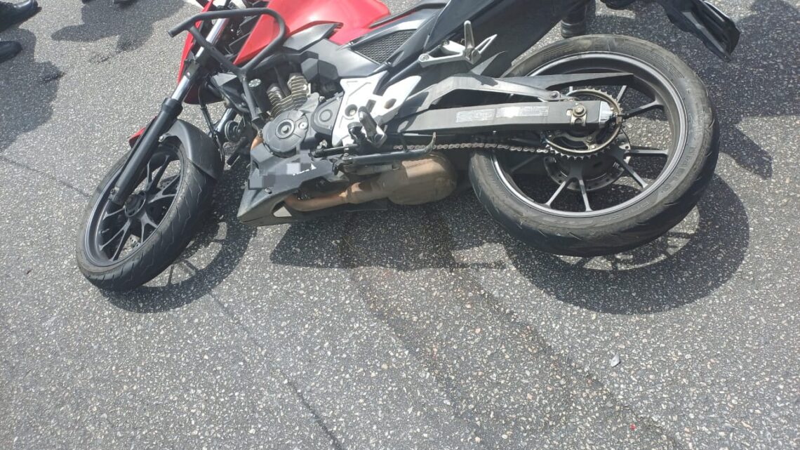 Motociclista morre atropelado por caminhão, após carro bater em moto