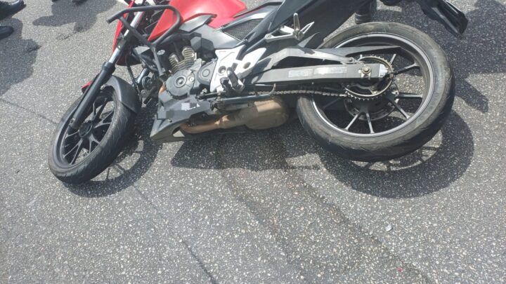 Motociclista morre atropelado por caminhão, após carro bater em moto
