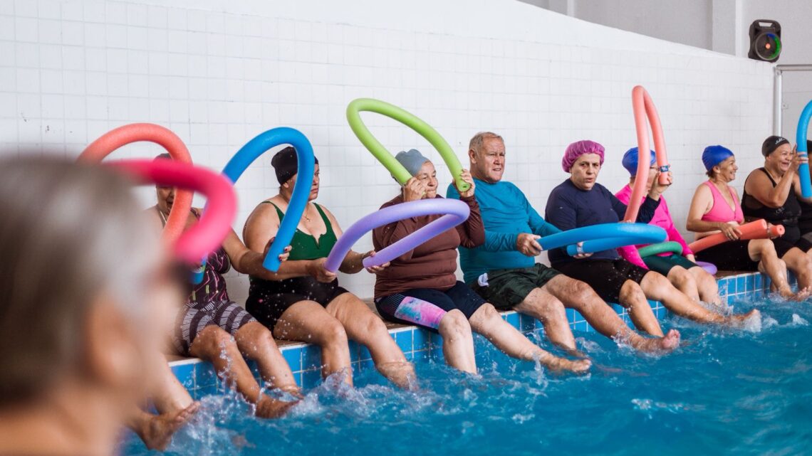 Complexo de Saúde do Vassoural fortalece ações de promoção à saúde com aulas de hidroginástica para usuários da UBS