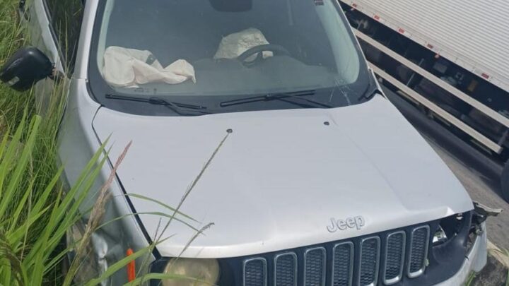 Motorista abandona carro roubado após fuga na BR-232, em Caruaru