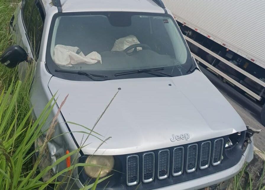 Motorista abandona carro roubado após fuga na BR-232, em Caruaru