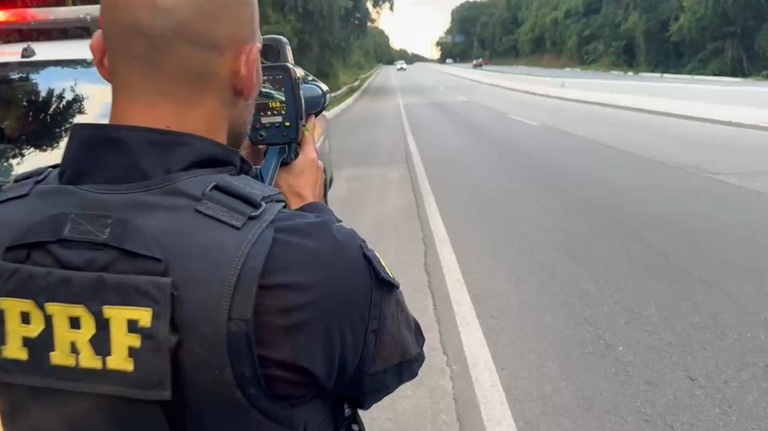 PRF flagra caminhonete a 168 Km/h