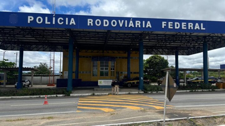 PRF flagra caminhão com placas falsas em Caruaru