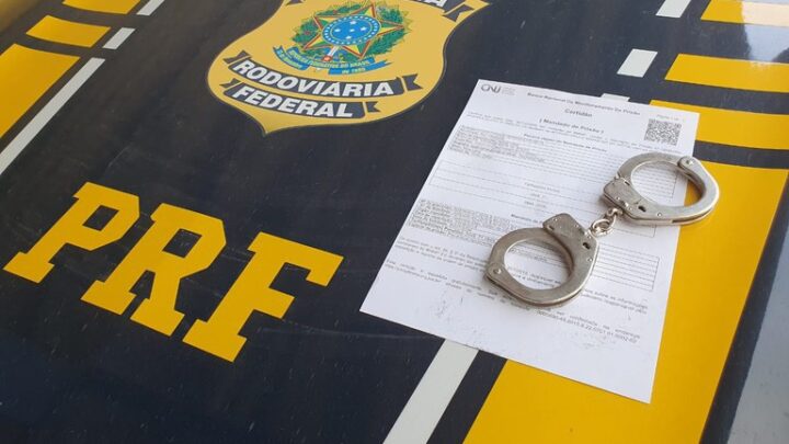 PRF cumpre mandado de prisão durante abordagem