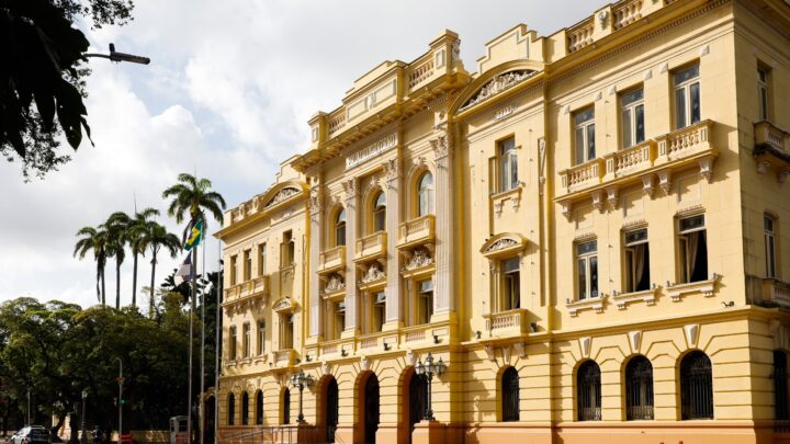 Governadora Raquel Lyra sanciona lei que garante auxílio para famílias afetadas pelas chuvas