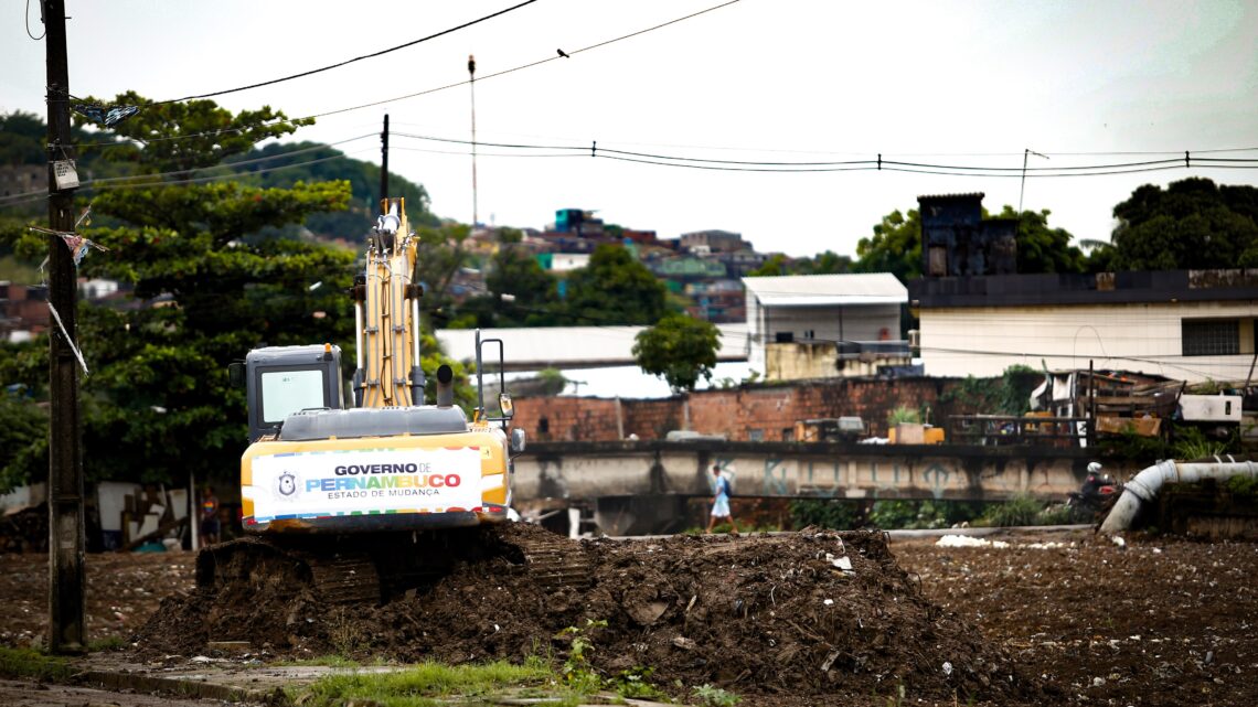 Em uma semana, Operação do Governo do Estado remove 100 caçambas de resíduos do Rio Capibaribe