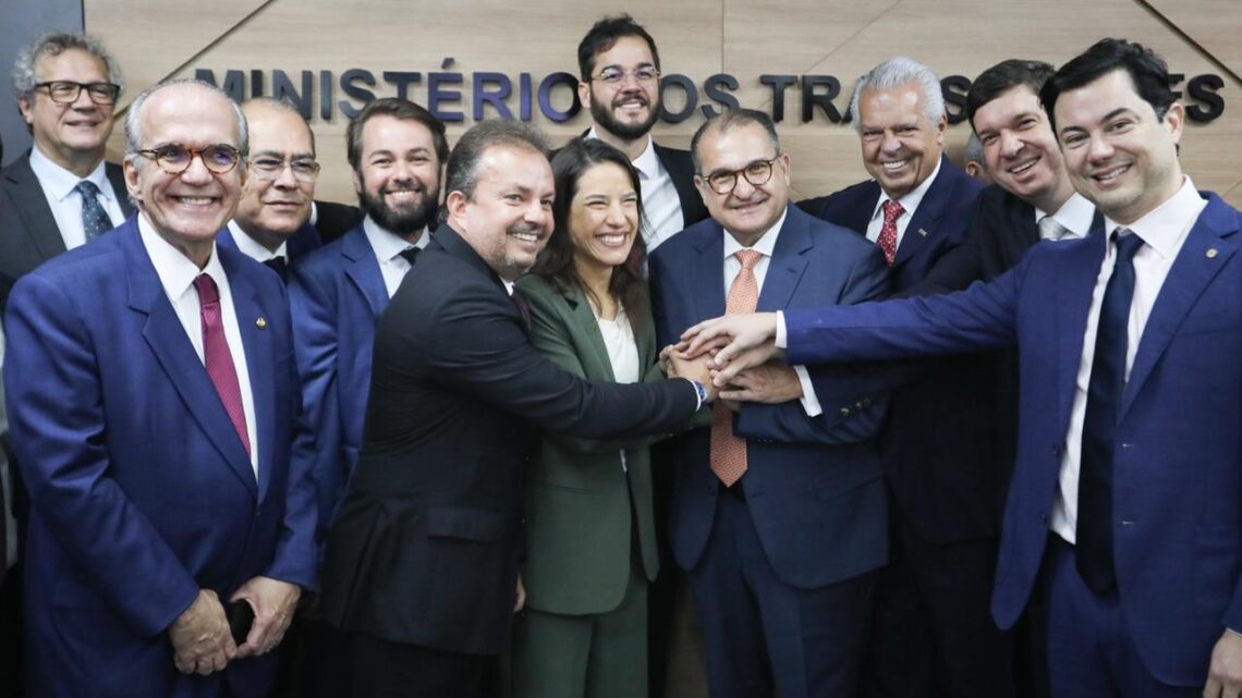 Após anúncio de retomada da Transnordestina, governadora Raquel Lyra e ministro dos Transportes, George Santoro, garantem R$ 473 milhões em obras de infraestrutura