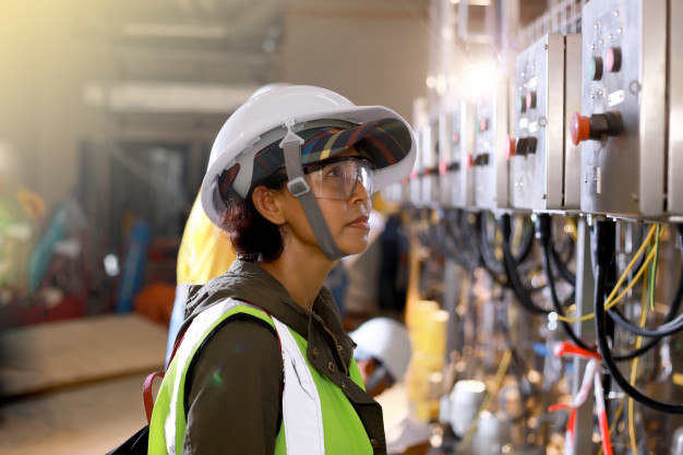 Curso gratuito e exclusivo para mulheres na área de manutenção elétrica predial e industrial tem inscrições prorrogadas