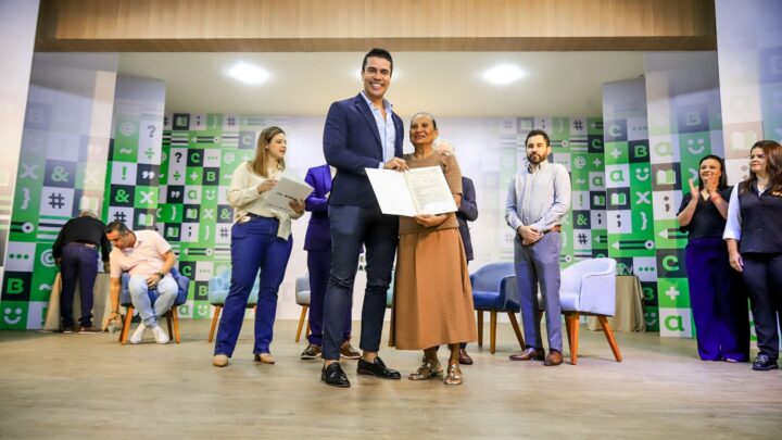 Prefeito Rodrigo Pinheiro entrega escrituras a moradores do José Liberato e Caruaru ultrapassa marca de 1.000 títulos
