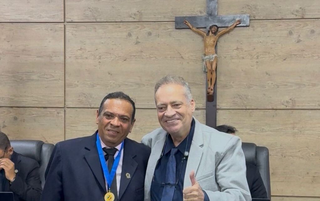 Vereador Professor Jorge Quintino entrega Medalha de Honra ao Mérito ao servidor Brás