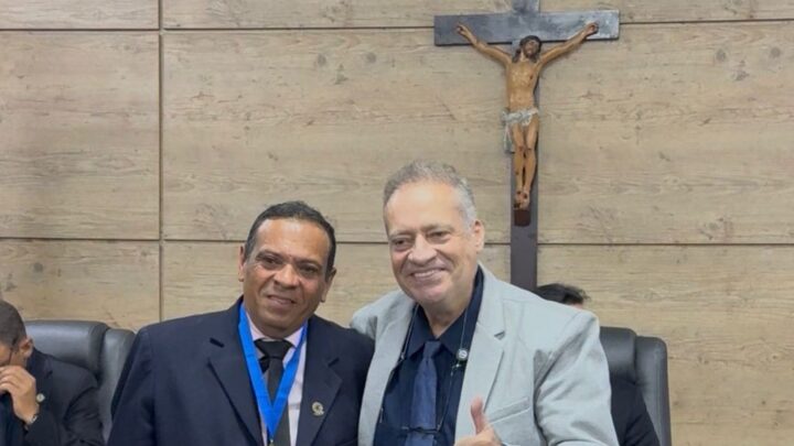 Vereador Professor Jorge Quintino entrega Medalha de Honra ao Mérito ao servidor Brás
