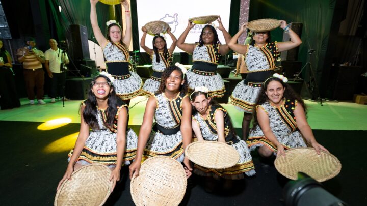 Grupo de dança da Apae Caruaru se apresenta no palco principal na abertura do São João de Caruaru