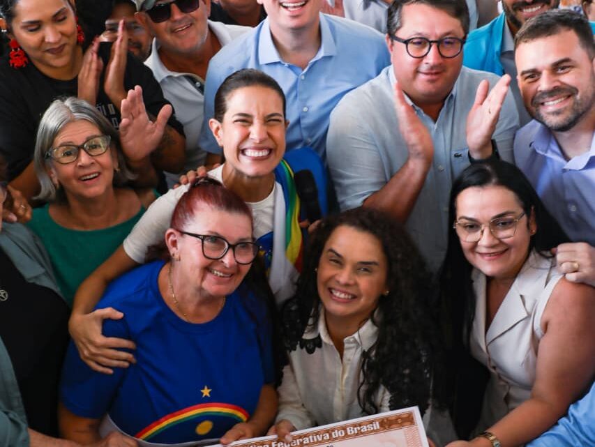 Em Bezerros, governadora Raquel Lyra entrega 295 títulos de propriedade, ônibus escolares e autoriza a pavimentação de vias