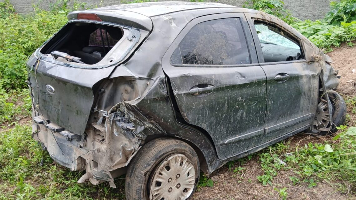 Carro envolvido em roubos a veículos de carga capota em Caruaru