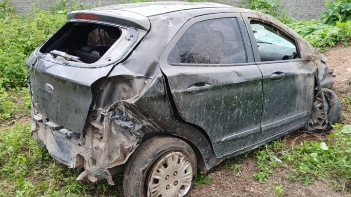 Carro envolvido em roubos a veículos de carga capota em Caruaru
