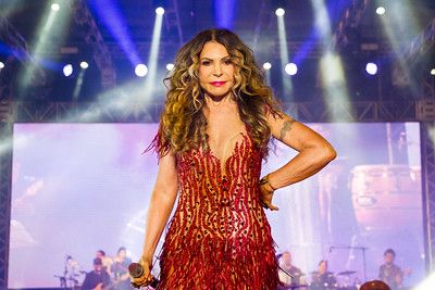 Elba Ramalho é homenageada na Calçada da Fama do Forró em Caruaru neste sábado (30)