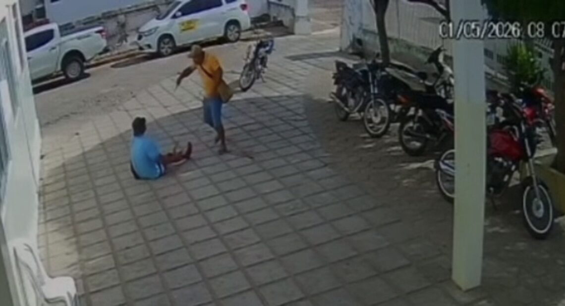 Vítima esfaqueada é perseguida pelo assassino e morta na frente do hospital