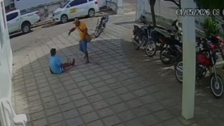 Vítima esfaqueada é perseguida pelo assassino e morta na frente do hospital