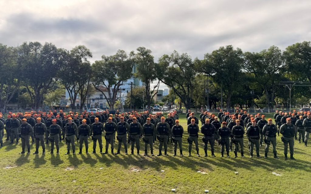 Policiais militares embarcam no Recife para reforçar a segurança do São João de Caruaru
