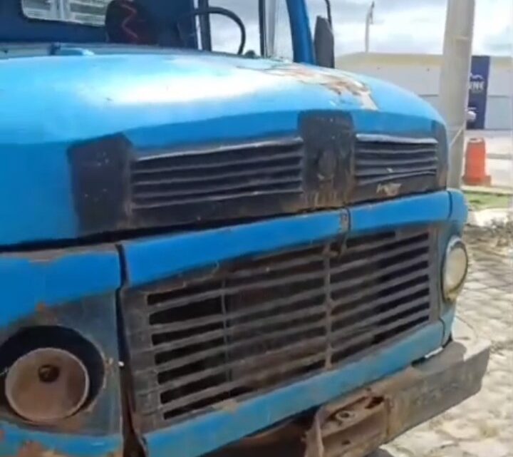 PRF flagra caminhão com diversas irregularidades, o tanque de combustível era um tambor transportado na cabine