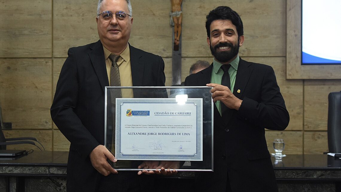 Vereador Hugo Leonardo Chaves entrega título de Cidadão Caruaruense a Alexandre Jorge Rodrigues de Lima