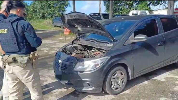 Carro roubado em 2024 e que estava com placas adulteradas é recuperado na BR-232