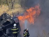 Caminhão-tanque com combustível pega fogo, após batida com carro na BR-232