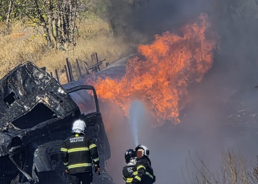 Caminhão-tanque com combustível pega fogo, após batida com carro na BR-232
