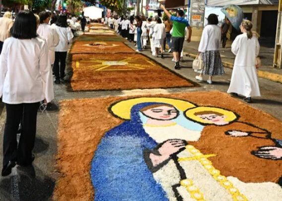 Tapetes de Corpus Christi unem fé, arte e comunhão na Diocese de Caruaru