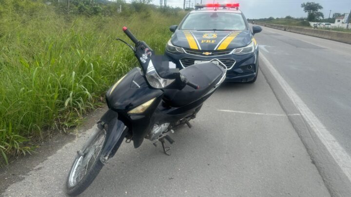 PRF flagra motocicleta atrasada há 20 anos na BR 232, em Caruaru