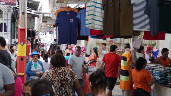 Festa de São João contribui para a Feira da Moda reunir mais de 100 mil pessoas na primeira feira do mês em Caruaru