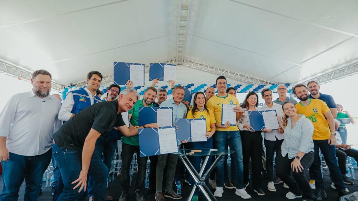 Em Caruaru, governadora Raquel Lyra entrega 255 moradias, autoriza construção de Colégio da Polícia Militar e anuncia novas obras de infraestrutura