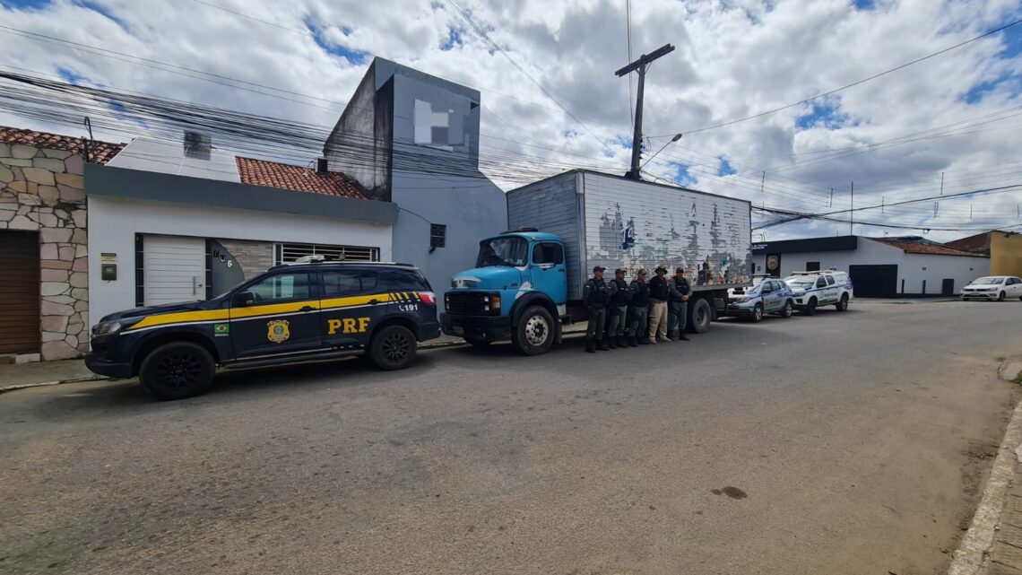 Dupla tenta fugir para o matagal, mas é detida com caminhão roubado na BR-232