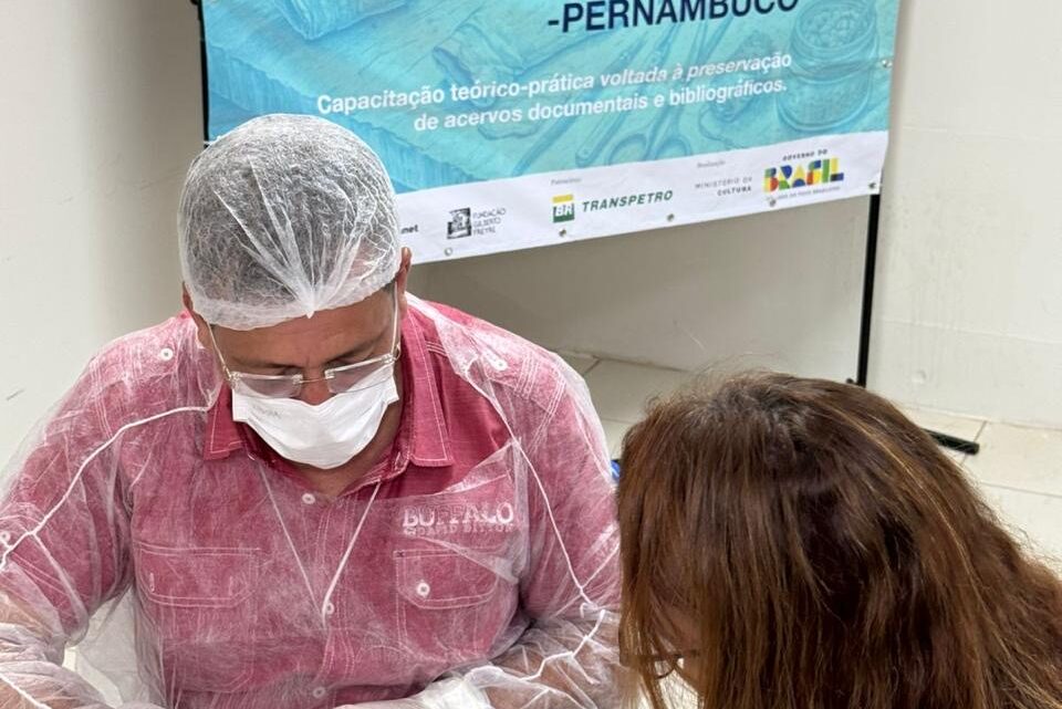 Fundação Gilberto Freyre e Transpetro oferecem curso gratuito de conservação de acervos em Caruaru