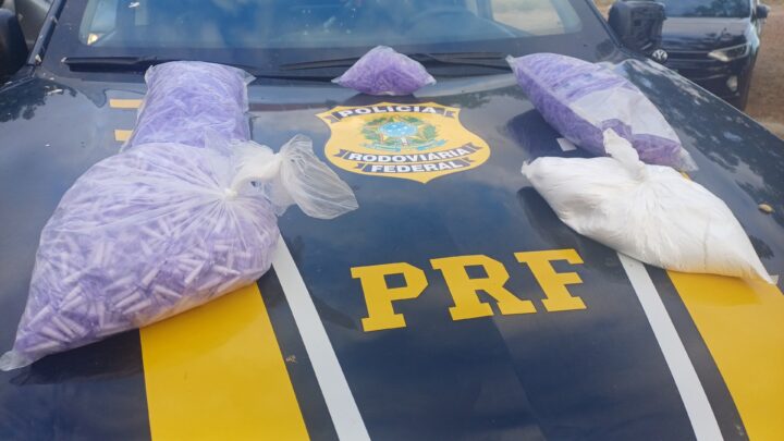 Passageiro de van é detido pela PRF com cocaína dentro de mochila que estava distribuída em diversos pinos