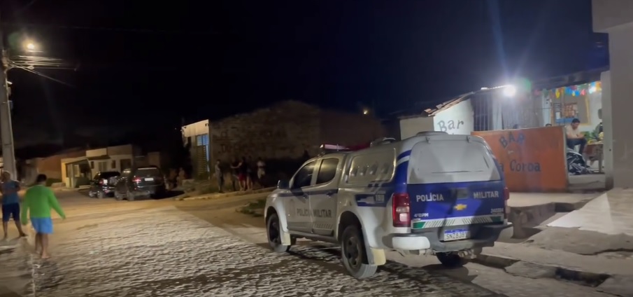 Homem é executado a tiros no bar da mãe em Caruaru e criminosos matam pai no lugar do filho em Cachoeirinha