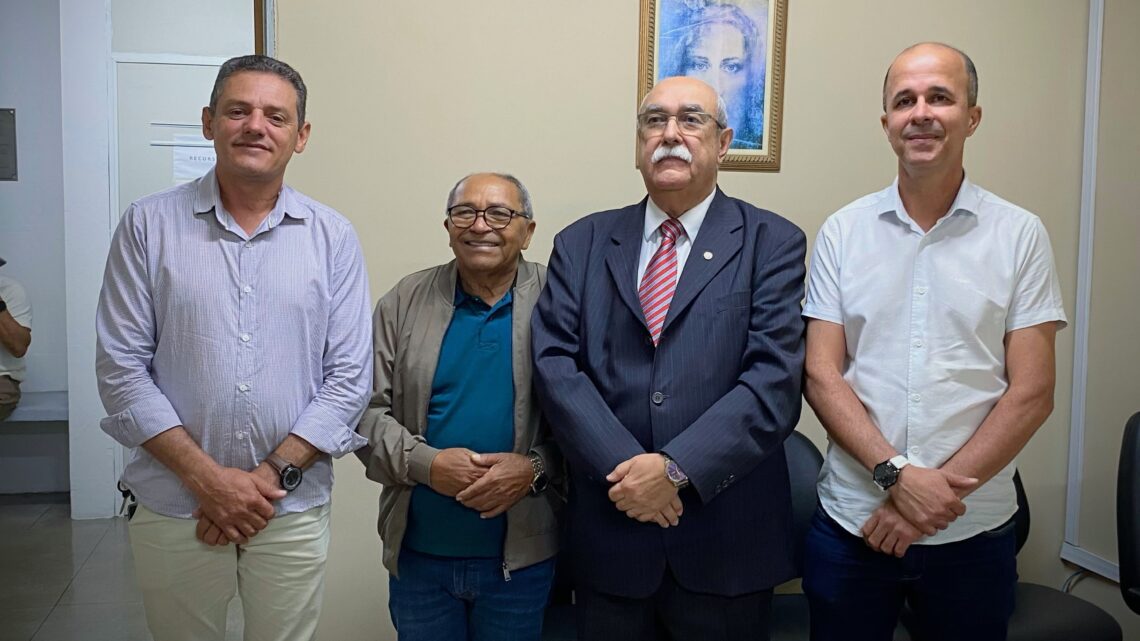 Vereadores Galego de Lajes, João Neto e Raminho Xavier discutem situação dos loteiros de Caruaru com o juiz José Adelmo