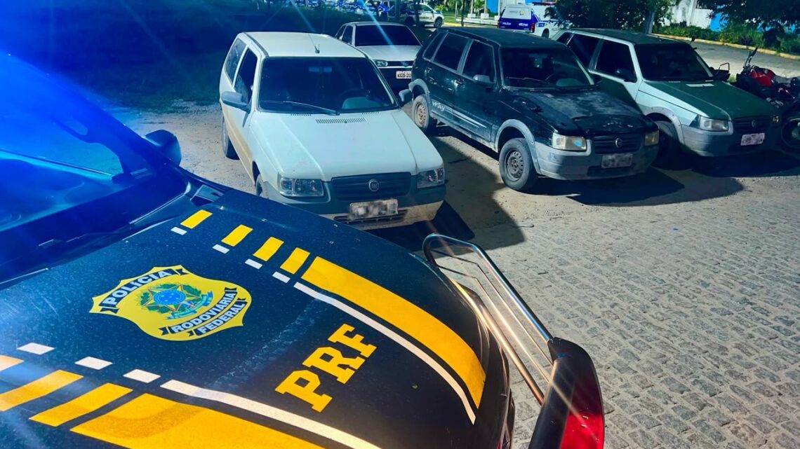 PRF recupera três carros furtados do mesmo modelo em Caruaru
