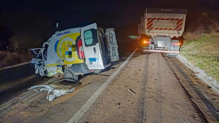Motorista de ambulância, paciente e acompanhante morrem em colisão de trânsito no Sertão